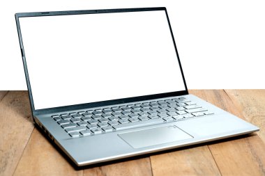 Boş ekran laptopunu ahşap masaya yapıştır