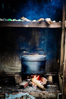 Geleneksel yöntemle odun kullanarak yemek pişirmek.