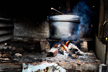 Geleneksel yöntemle odun kullanarak yemek pişirmek.