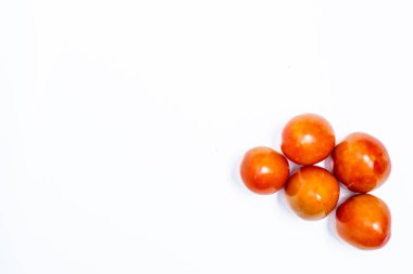 Beyaz arkaplanda izole edilmiş domates