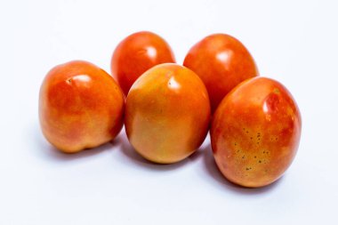 Beyaz arkaplanda izole edilmiş domates