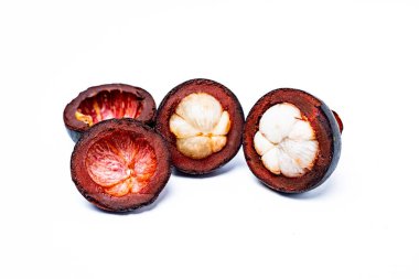 Beyaz arka planda izole edilmiş mangosteen meyvesi. Mangosteen çok yüksek seviyede antioksidan içeren bir meyve olarak bilinir. Sarsinya mangostana