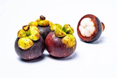 Beyaz arka planda izole edilmiş mangosteen meyvesi. Mangosteen çok yüksek seviyede antioksidan içeren bir meyve olarak bilinir. Sarsinya mangostana
