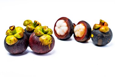 Beyaz arka planda izole edilmiş mangosteen meyvesi. Mangosteen çok yüksek seviyede antioksidan içeren bir meyve olarak bilinir. Sarsinya mangostana