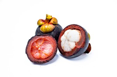 Beyaz arka planda izole edilmiş mangosteen meyvesi. Mangosteen çok yüksek seviyede antioksidan içeren bir meyve olarak bilinir. Sarsinya mangostana