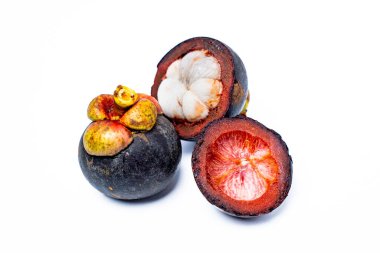 Beyaz arka planda izole edilmiş mangosteen meyvesi. Mangosteen çok yüksek seviyede antioksidan içeren bir meyve olarak bilinir. Sarsinya mangostana