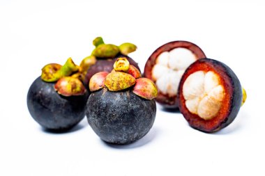 Beyaz arka planda izole edilmiş mangosteen meyvesi. Mangosteen çok yüksek seviyede antioksidan içeren bir meyve olarak bilinir. Sarsinya mangostana