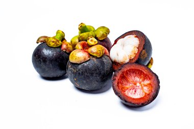 Beyaz arka planda izole edilmiş mangosteen meyvesi. Mangosteen çok yüksek seviyede antioksidan içeren bir meyve olarak bilinir. Sarsinya mangostana