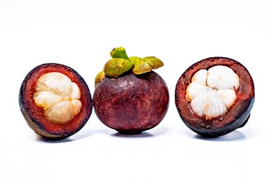 Beyaz arka planda izole edilmiş mangosteen meyvesi. Mangosteen çok yüksek seviyede antioksidan içeren bir meyve olarak bilinir. Sarsinya mangostana