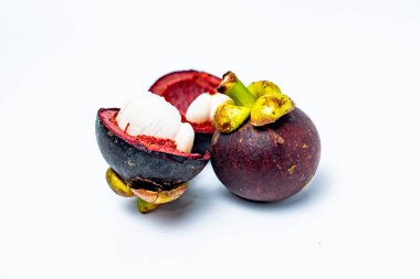 Beyaz arka planda izole edilmiş mangosteen meyvesi. Mangosteen çok yüksek seviyede antioksidan içeren bir meyve olarak bilinir. Sarsinya mangostana