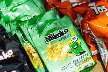 Endonezya - 21 Mayıs 2024: Mikako marka aperatifler, PT tarafından üretildi. Kauçuk Ördek Aperatifi Endonezya 