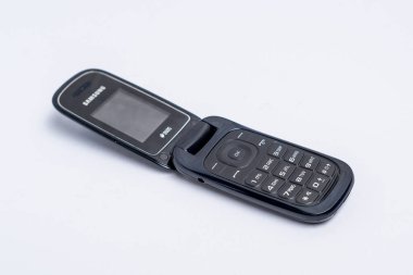 Endonezya - 27 Mayıs 2024: Samsung e1272 markalı katlanan telefon beyaz arka grupta izole edildi