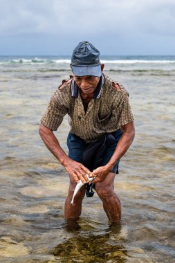 Endonezya - 3 Haziran 2024: Bir balıkçı ağını atıyor