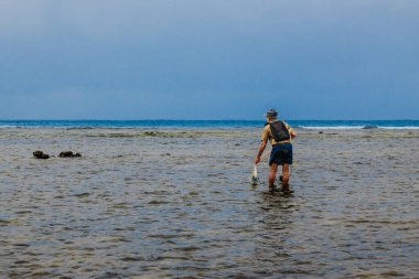Endonezya - 3 Haziran 2024: Bir balıkçı ağını atıyor