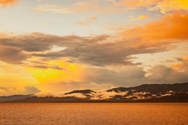 Gün batımında okyanus manzarası