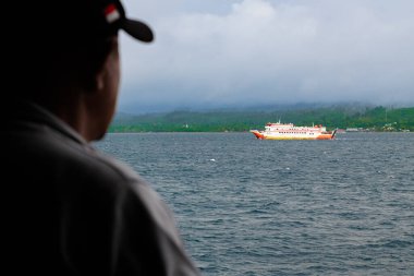 Ambon, Endonezya - 5 Haziran 2024: takımadanın açıklarında denize açılan feribot.