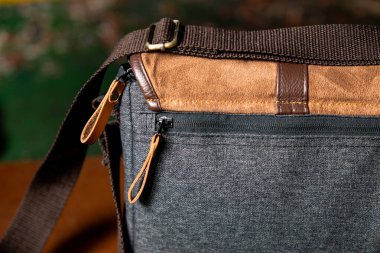 Çeşitli kahverengi renklerde günlük çanta.