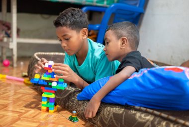 Endonezya - 8 Haziran 2024: Çocuklar evin içinde oynuyorlar