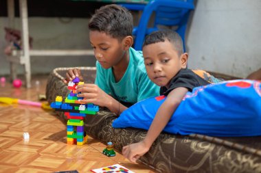 Endonezya - 8 Haziran 2024: Çocuklar evin içinde oynuyorlar