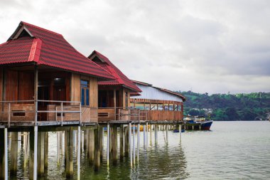 Endonezya, Ambon sahilinde yüzen konaklama