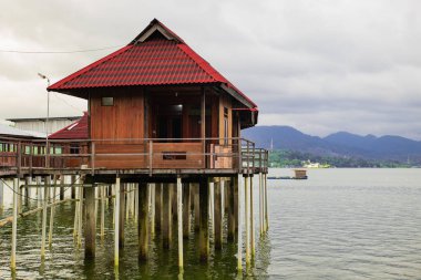 Endonezya, Ambon sahilinde yüzen konaklama