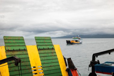 Feribot kıyı okyanusunda yelken açıyor.