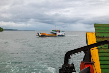 Endonezya - 11 Haziran 2024: Feribot kıyı okyanusunda yelken açıyor