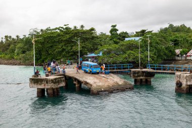 Endonezya - 11 Haziran 2024: Feribot limanında hareketlilik