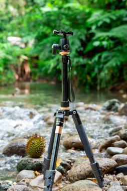 Endonezya - 15 Haziran 2024: Nehir kıyısındaki en uzun kamera tripodu