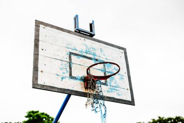 Bulutlu arka planlı basketbol sahası garı