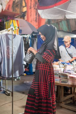 Endonezya - 29 Haziran 2024: Geleneksel pazarlarda faaliyet gösterme ve satma. Mardika Pazarı Ambon, Endonezya