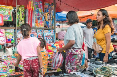 Endonezya - 29 Haziran 2024: Geleneksel pazarlarda faaliyet gösterme ve satma. Mardika Pazarı Ambon, Endonezya