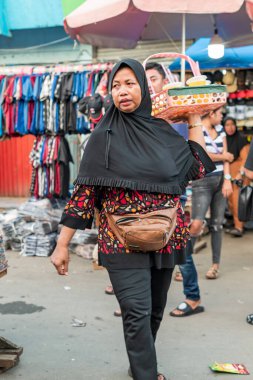 Endonezya - 29 Haziran 2024: Mobil gıda tedarikçisi geleneksel pazarda. Mardika Pazarı Ambon, Endonezya