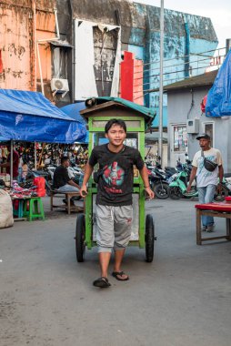 Endonezya - 29 Haziran 2024: Mobil gıda tedarikçisi geleneksel pazarda. Mardika Pazarı Ambon, Endonezya