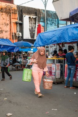 Endonezya - 29 Haziran 2024: Mobil gıda tedarikçisi geleneksel pazarda. Mardika Pazarı Ambon, Endonezya