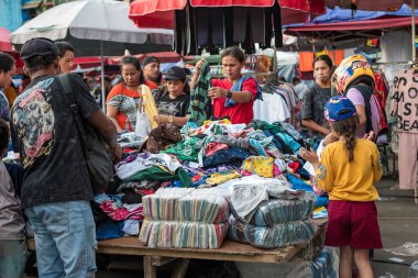 Endonezya - 29 Haziran 2024: Geleneksel pazarlarda faaliyet gösterme ve satma. Mardika Pazarı Ambon, Endonezya