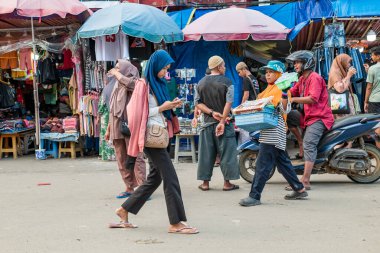 Endonezya - 29 Haziran 2024: Geleneksel pazarlarda faaliyet gösterme ve satma. Mardika Pazarı Ambon, Endonezya