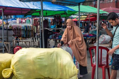 Endonezya - 29 Haziran 2024: Geleneksel pazarlarda faaliyet gösterme ve satma. Mardika Pazarı Ambon, Endonezya