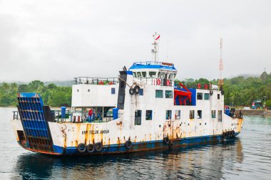 Endonezya - 2 Haziran 2024: Feribot limana yanaştı