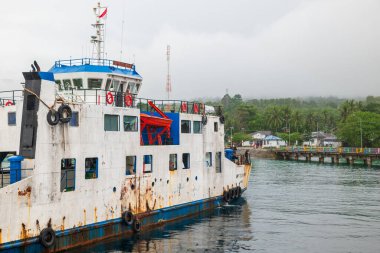 Endonezya - 2 Haziran 2024: Feribot limana yanaştı