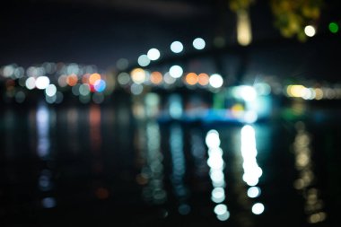 Dua eden bir kadının ellerindeki ışığın yansıması.