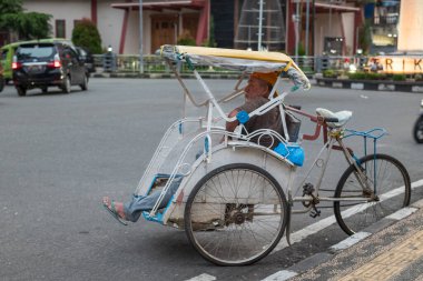 Ambon, Endonezya - 1 Haziran 2024: Sokaklarda pediatri