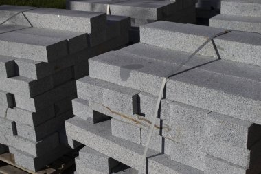 Parke taşı ve granit tuğla yığını.