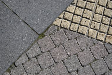 Bir kaldırımın kaldırım taşı döşemesi.