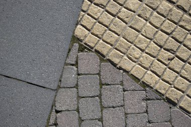 Bir kaldırımın kaldırım taşı döşemesi.