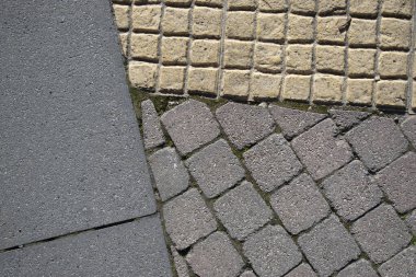 Bir kaldırımın kaldırım taşı döşemesi.