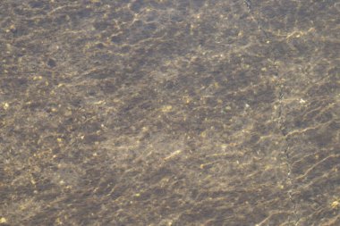 Çakıl taşlı bir nehrin dibi..