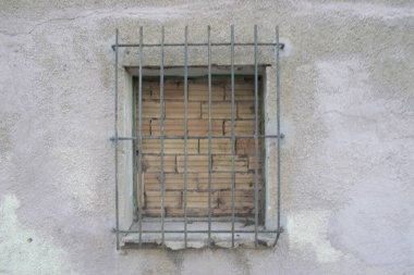 Terk edilmiş bir evin tahta kaplı penceresinin arka planı.