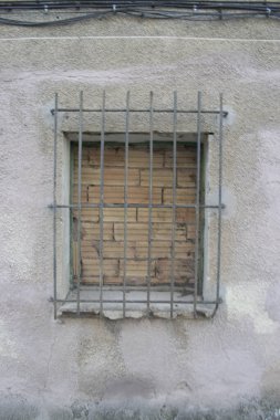 Terk edilmiş bir evin tahta kaplı penceresinin arka planı.