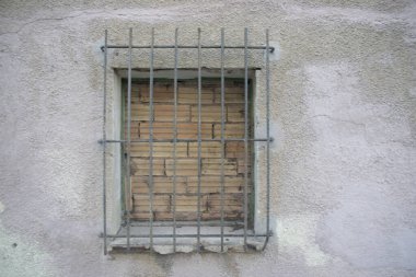 Terk edilmiş bir evin tahta kaplı penceresinin arka planı.